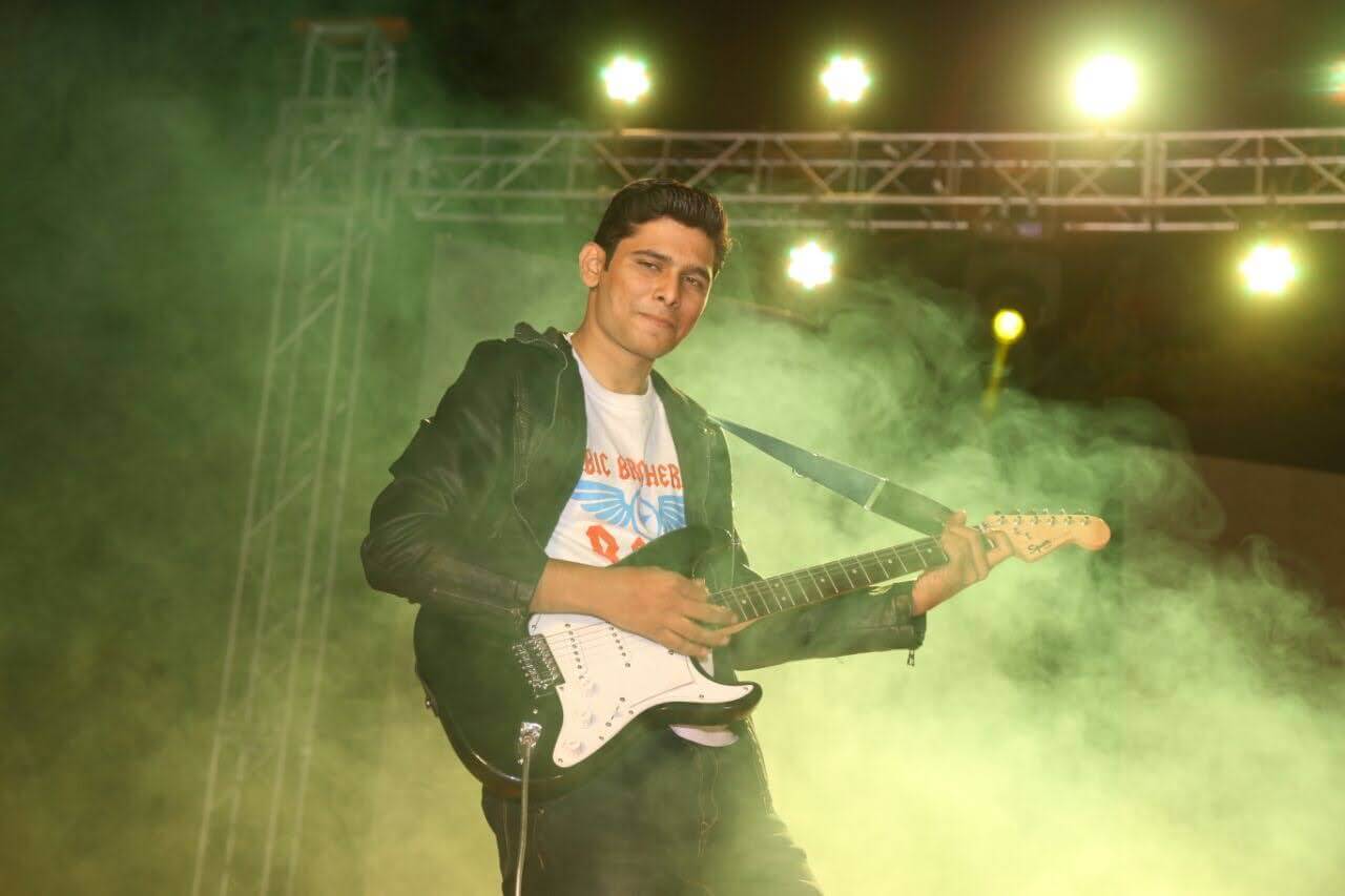 Ritwik Joshi performing in Rockstar Mode